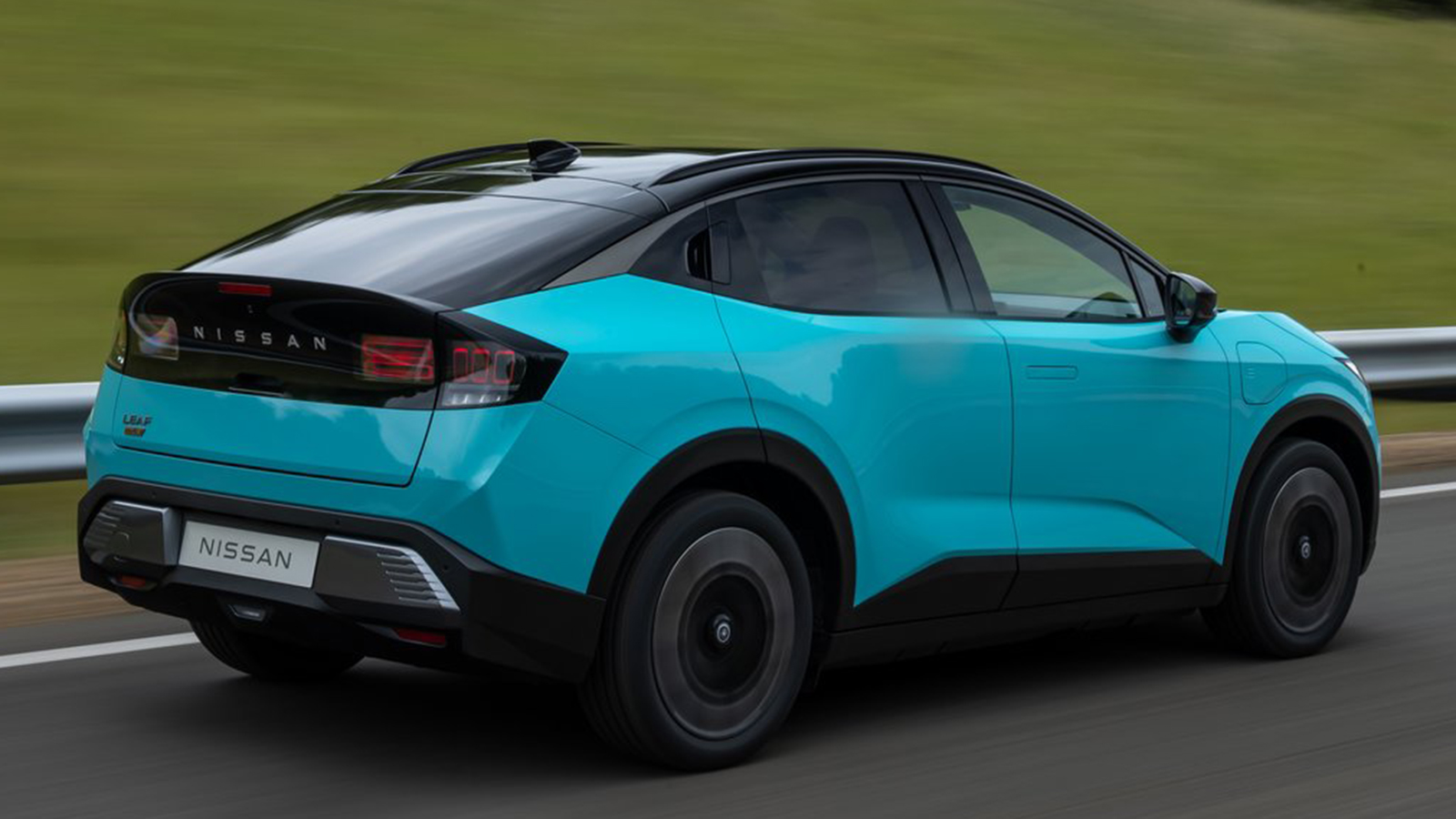 Βλέπετε το Nissan LEAF.